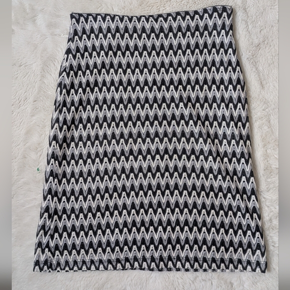 Vintage 90s Black, Gray and White Chevron Patterned Skirt - Picture 1 of 4